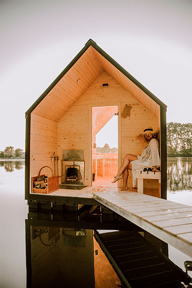 Plovoucí sauna na rybník